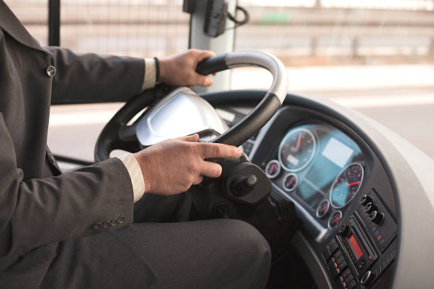 conducteur de bus - driving a car photos et images de collection