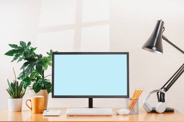vista frontal de un espacio de trabajo de ordenador moderno. pantalla de maqueta en blanco - escritorio fotografías e imágenes de stock