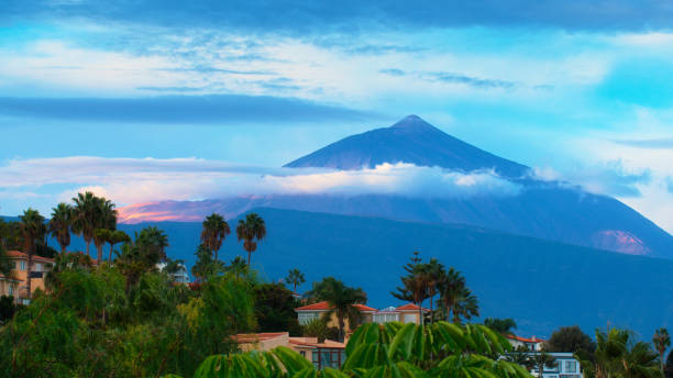 paisaje volcánico seco de tenerife. distante volcán teide - pico de teide fotografías e imágenes de stock