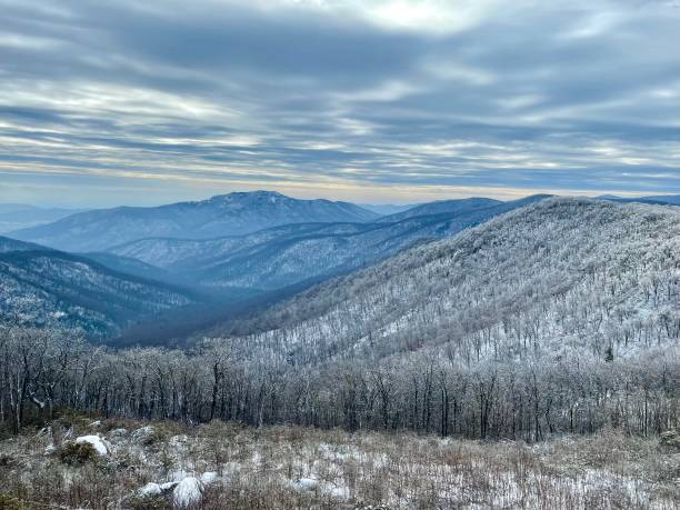 национальный парк шенандоа - аппалачская тропа - зимний снежный пейзаж - blue ridge mountains appalachian mountains appalachian trail skyline drive стоковые фото и изображения