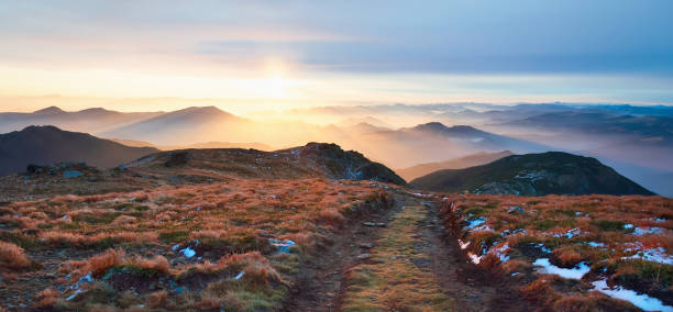 bela paisagem do monte pipivan à luz da manhã. - carpathian mountain range - fotografias e filmes do acervo