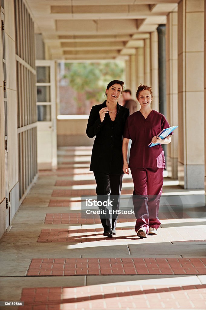 Feminino médico e enfermeira a andar ao longo Corredor - Royalty-free Ao Ar Livre Foto de stock