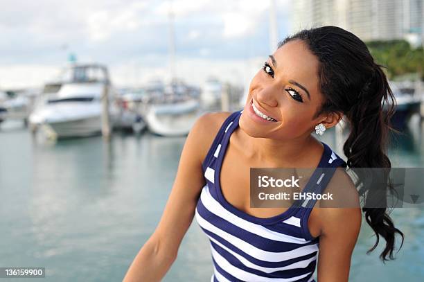 Молодые Афроамериканских Женщина На Dock — стоковые фотографии и другие картинки Афроамериканская этническая группа - Афроамериканская этническая группа, Африканская этническая группа, Конский хвост