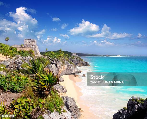 Photo libre de droit de Danciennes Ruines Mayas De Tulum Turquoise Des Caraïbes banque d'images et plus d'images libres de droit de Mayan Riviera