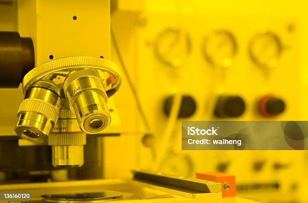 Microscópio - Fotografias de stock e mais imagens de Abastecer - Abastecer, Amarelo, Ampliação