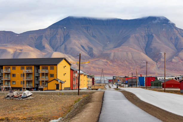 vue de longyearbyen - svalbard islands photos et images de collection