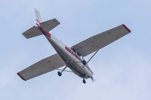 緊急着陸準備中の小型飛行機セスナ150 - airport airplane landing red ストックフォトと画像