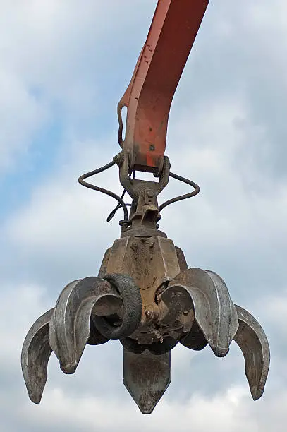 A huge mechanical claw in work