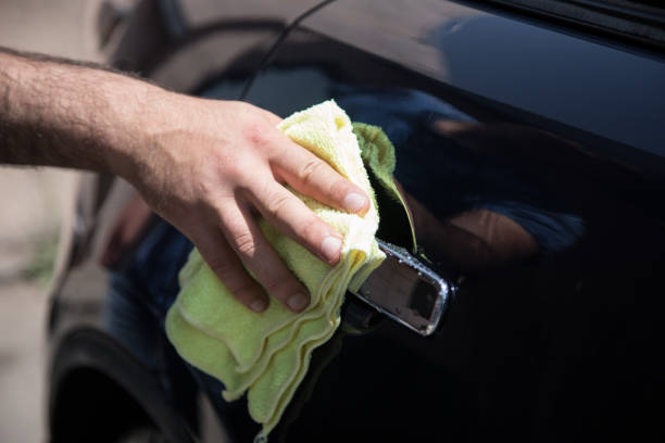 istock wipes a wet car with a rag 1361606622