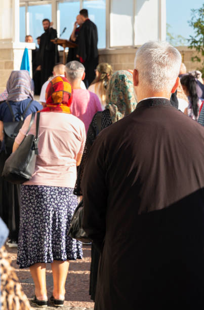 peregrinos cristianos ortodoxos se reúnen para un servicio religioso en el monasterio de ostrog. - ostrog fotografías e imágenes de stock