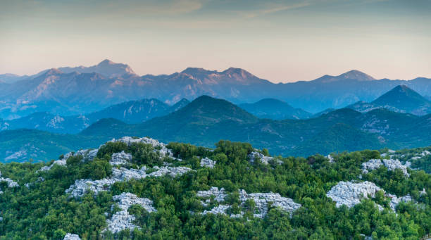 cordilheira dos alpes dinaricos, parque nacional lovcen, montenegro. - lovcen - fotografias e filmes do acervo