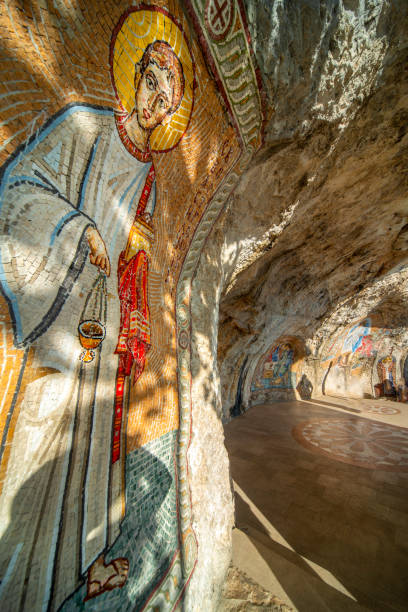 antiga arte rupestre religiosa no mosteiro de ostrog, montenegro, europa oriental. - ostrog - fotografias e filmes do acervo