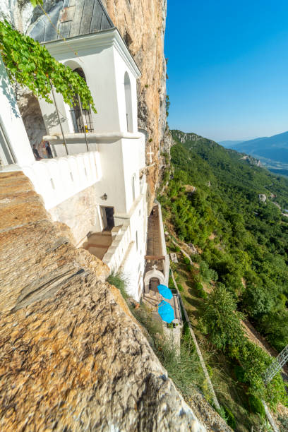 mirador del monasterio de ostrog, con vistas a las llanuras de bjelopavlici en un día de verano, montenegro. - ostrog fotografías e imágenes de stock