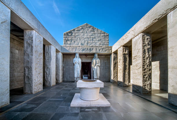 o pátio pilardo do mausoléu njegos, montanha lovcen, montenegro. - pillared - fotografias e filmes do acervo