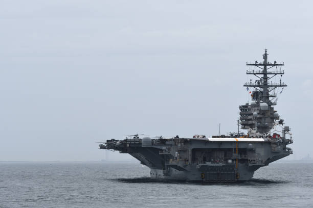 der flugzeugträger uss ronald reagan (cvn-76) der united states navy segelt in der bucht von tokio. - flugzeugträger stock-fotos und bilder