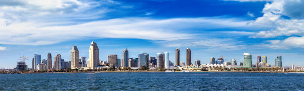 baía de san diego no distrito de marina - san diego california skyline san diego bay panoramic - fotografias e filmes do acervo