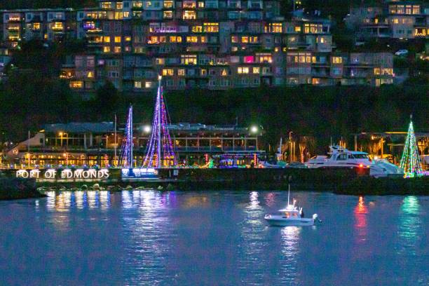 vista del puerto de edmonds y barcos iluminados durante la temporada de vacaciones - edmonds fotografías e imágenes de stock