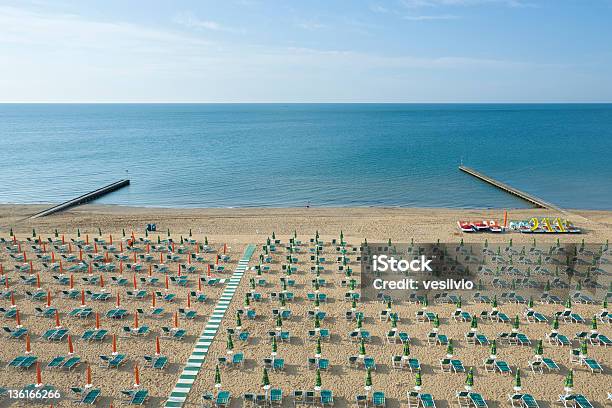 De Verano Beach Foto de stock y más banco de imágenes de Playa - Playa, Arriba de, Parasol - Objeto fabricado