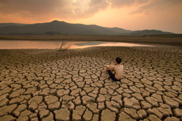 seca e pessoas - drought scarcity desert dry - fotografias e filmes do acervo