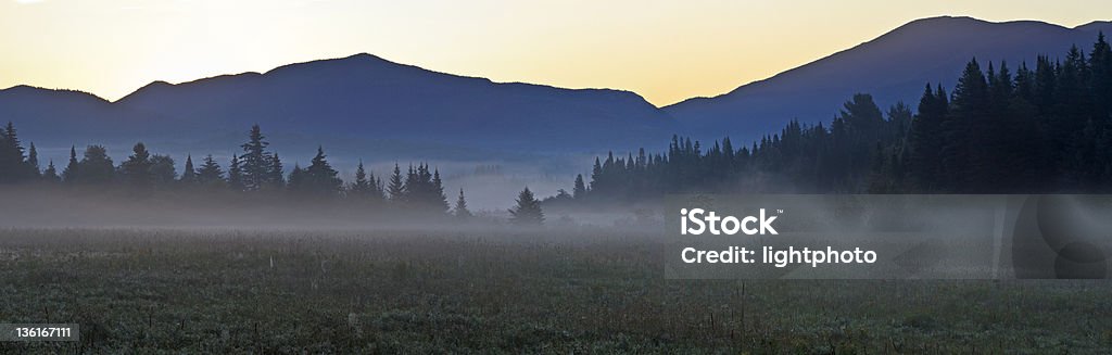 Adirondacks Foggy dawn Panorama der - Lizenzfrei Adirondack-Staatspark Stock-Foto