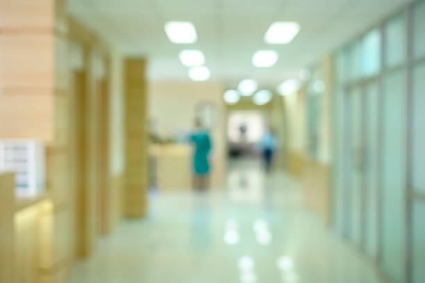 ぼやけた近代的な病院の背景 - 前景に焦点 ストックフォトと画像