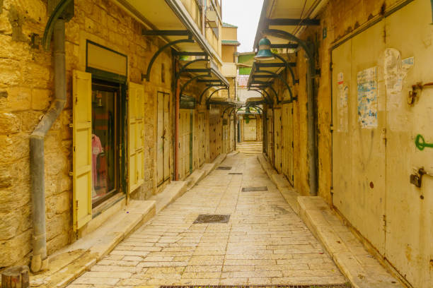 leere gasse im alten stadtmarkt, nazareth - nazareth israel stock-fotos und bilder
