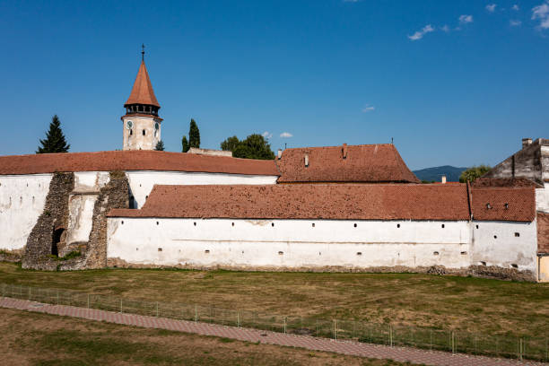 a igreja do castelo de prejmer na romênia - prejmer fortress - fotografias e filmes do acervo