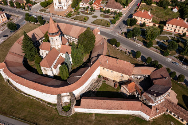 a igreja do castelo de prejmer na romênia - prejmer fortress - fotografias e filmes do acervo