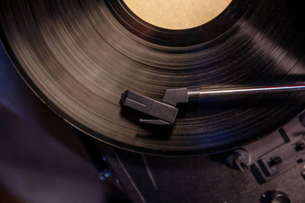 turntable vinyl record player. needle on the disc, close up top view. - lp jazz stockfoto's en -beelden