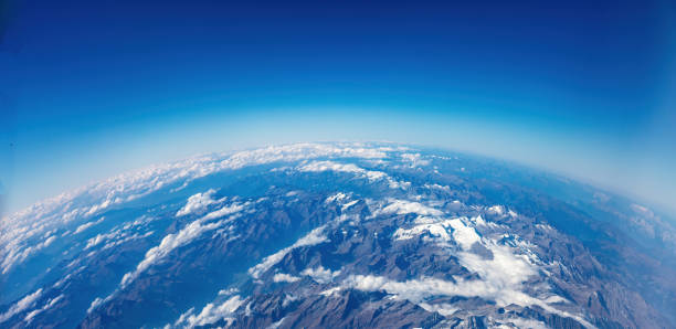 кривизна планеты земля. вид с воздуха. голубое небо над заснеженными горными вершинами. космос, научная концепция - mountain range earth sky airplane стоковые фото и изображения