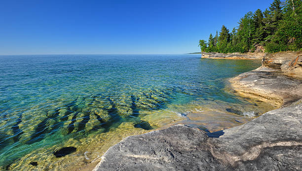 «michigan s caribbean'eaux immaculées du lac supérieur pictured rocks - great lakes photos et images de collection