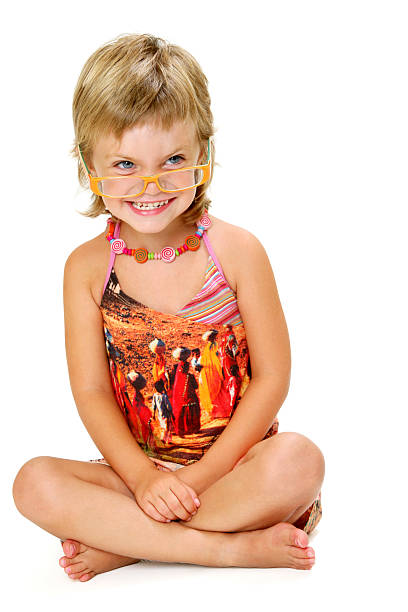 menina com óculos oversized - preschooler childhood outdoors cheerful imagens e fotografias de stock