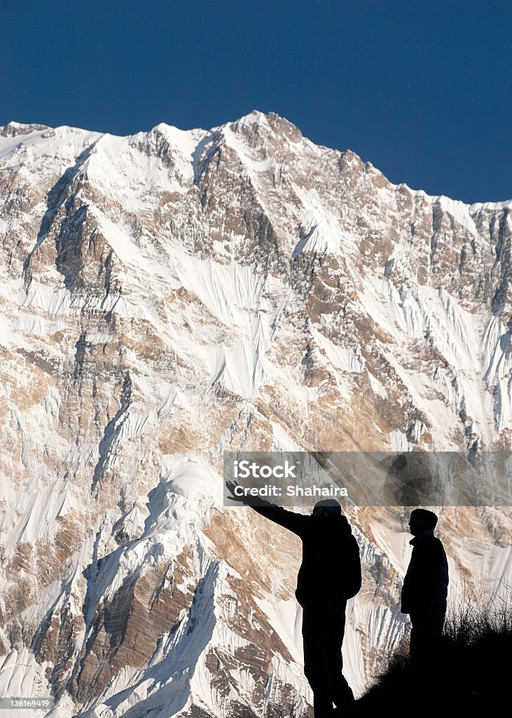 2 つの男性の前には、雄大なヒマラヤ山脈の Annapurna 山 - 2人のロイヤリティフリーストックフォト