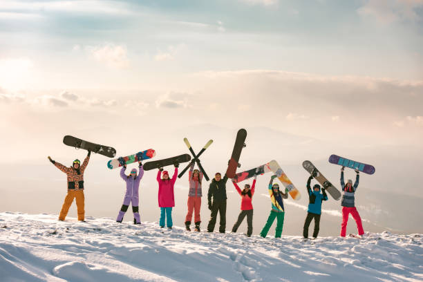 grande gruppo di sciatori e snowboarder diversi nella stazione sciistica - snowboarding friendship snow winter foto e immagini stock