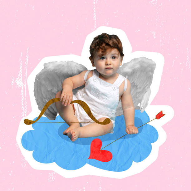 design artistico creativo. bambino, bambino nel personaggio di cupido bambino con ali d'angelo e frecce d'amore seduto sulla nuvola isolato su sfondo rosa - humor inspiration angel child foto e immagini stock