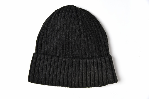 Sombrero de invierno de punto negro sobre fondo blanco aislado. photo