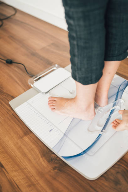 chiropodist analyzing the footprint of a patient in the medical center - podiatrist podiatry pedicure chiropodist imagens e fotografias de stock