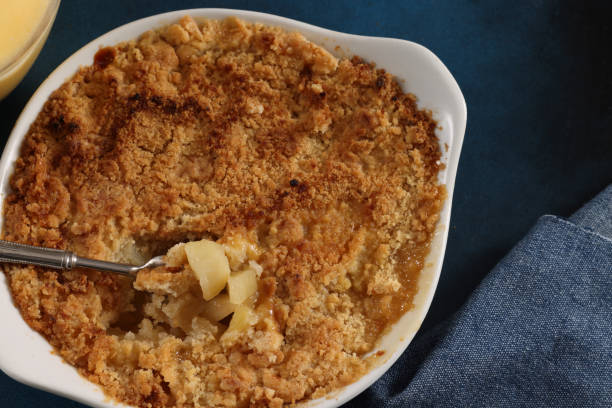 apple crumble - pie apple apple pie dessert stock-fotos und bilder
