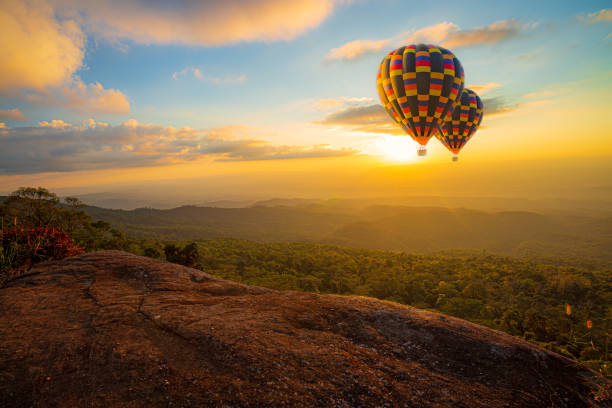 montañas y cielo con globos, globos aerostáticos con paisaje de montaña - hill dusk sunset heat haze fotografías e imágenes de stock