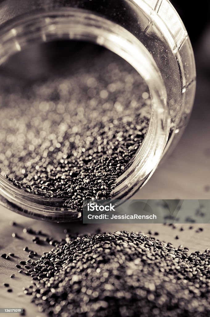 Semillas de Chia Derramando frasco un - Foto de stock de Aceite de hígado de pescado libre de derechos