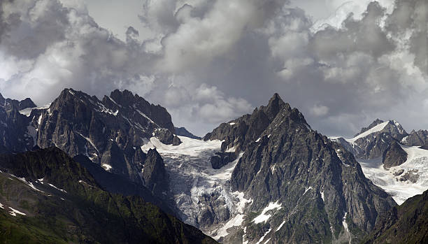 クラウディ山脈 - crevasse ストックフォトと画像