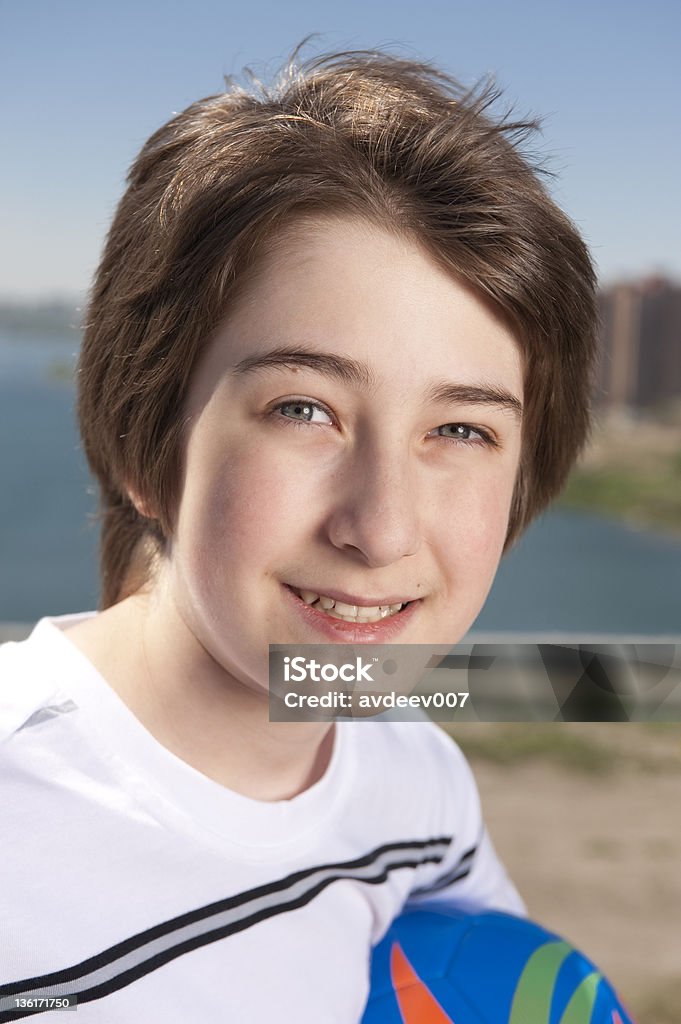 Junge hält einen Fußball - Lizenzfrei 14-15 Jahre Stock-Foto