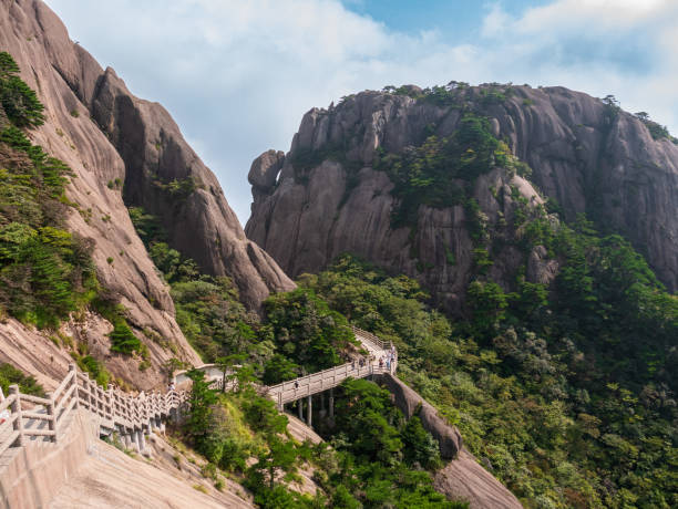 un sendero en las montañas huangshan, montañas amarillas, anhui, huangshan, china, asia, foto de archivo - huangshan mountains fotografías e imágenes de stock