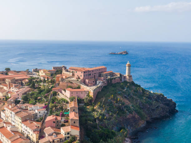 vista aérea del casco antiguo de portoferraio frente al mar mediterráneo, isla de elba, italia. - portoferraio fotografías e imágenes de stock
