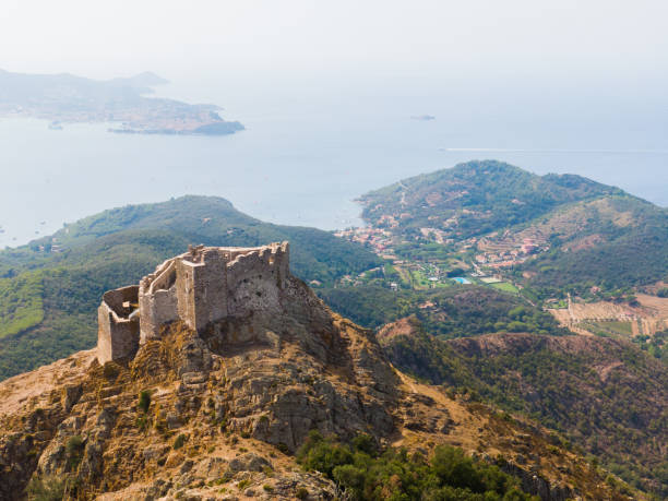 vista aérea de un castillo en la colina cerca de portoferraio, livorno, italia. - portoferraio fotografías e imágenes de stock