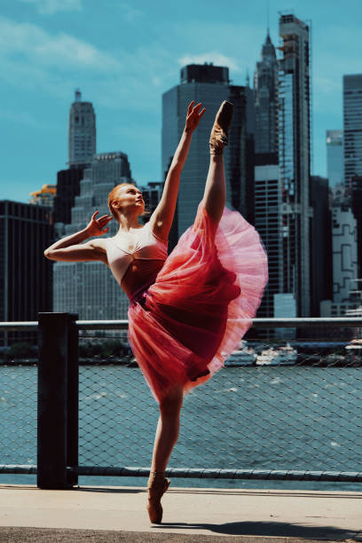 elegante bailarina vestida bailando con el paisaje urbano de la ciudad de nueva york en el fondo - downtoun fotografías e imágenes de stock