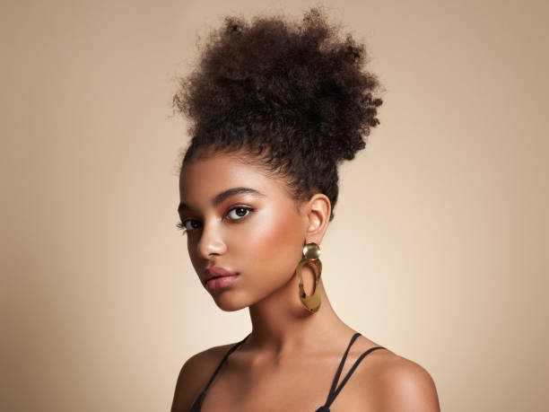 piękny portret afroamerykańskiej dziewczyny z afro włosami - jewelry glamour brown hair stage makeup zdjęcia i obrazy z banku zdjęć