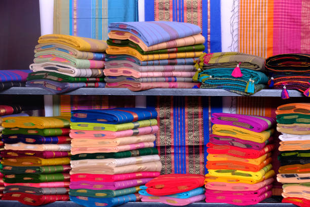 artystyczna różnorodność odcieni odcieni kolory ornamentów wzory, zbliżenie na ułożone sari lub sarees na wystawie sklepu detalicznego. - handloom zdjęcia i obrazy z banku zdjęć