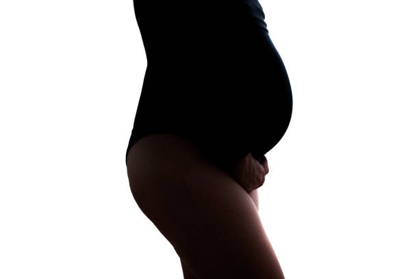 беременная женщина испытывает боль в моче. недержание мочи, понятие энуреза. - enuresis стоковые фото и изображения