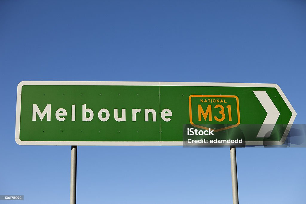 Sinal de estrada pontos para a direita no sentido de Melbourne - Royalty-free Melbourne Foto de stock
